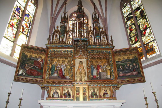 Pfarrkirche - Hochaltar. Er wurde im frühen 20. Jahrhundert in Trier (Atelier Karl Frank) konzipiert. Der Hochaltar enthält unten die Büsten der vier Kirchenväter Augustinus, Ambrosius, Gregor und H