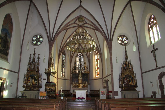 Pfarrkirche - Blick in den Altarraum (Foto: Richard Seer, Wiltingen)