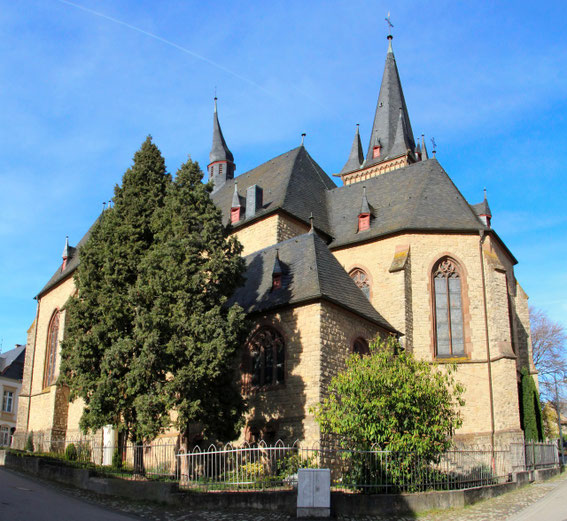 Pfarrkirche - Außenansicht 1 (Foto: Richard Seer, Wiltingen)