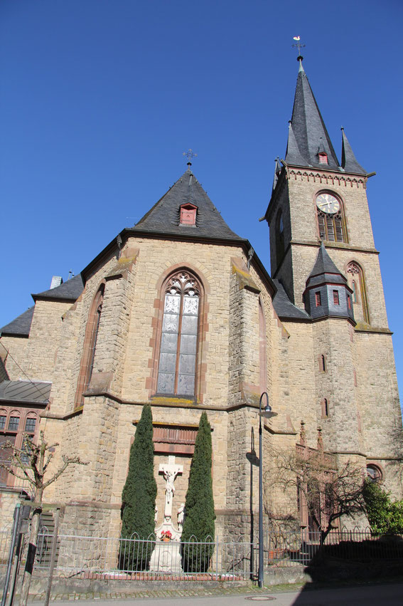 Pfarrkirche - Außenansicht 3 (Foto: Richard Seer, Wiltingen)