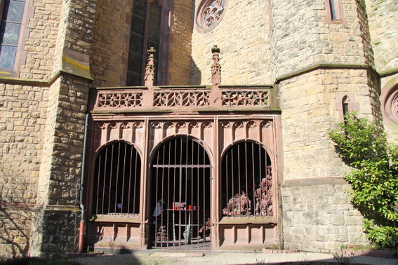 Pfarrkirche - Lourdeskapelle (Außenansicht), (Foto: Richard Seer, Wiltingen)