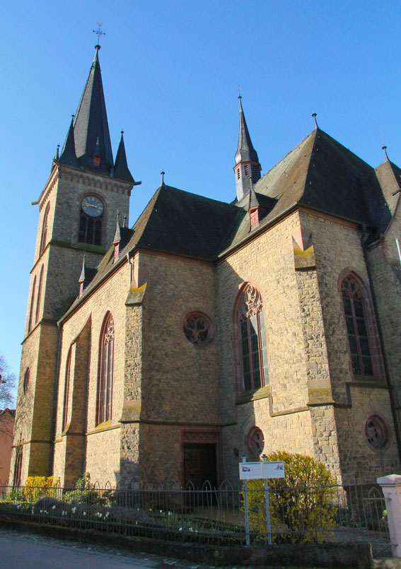 Pfarrkirche - Außenansicht 2 (Foto: Richard Seer, Wiltingen)