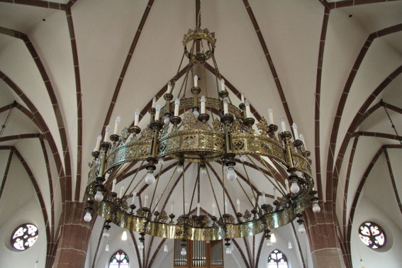 Pfarrkirche - Leuchter mit Orgelprospekt im Hintergrund. (Foto: Richard Seer, Wiltingen)