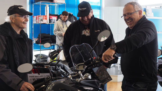 Reges Interesse an den tollen neuen Motorrädern beim Motorrad-Center Dreispitz  -  Motorräder, Roller, Vermietung