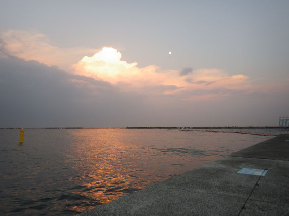 岸壁に埋められたプレートでガーンとなったキレイな夕暮れ時!