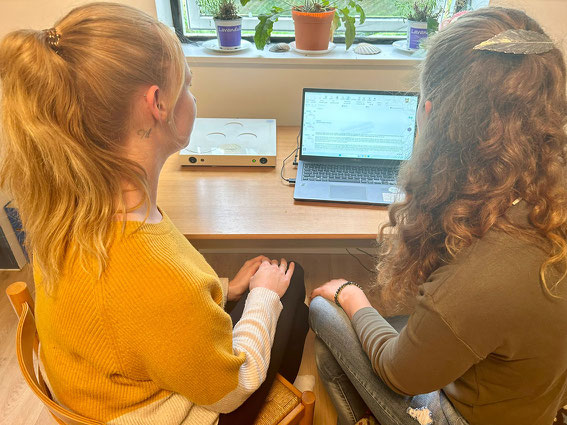 Inga Mücke from BeCOME naturally with a client during the evaluation with the TimeWaver.