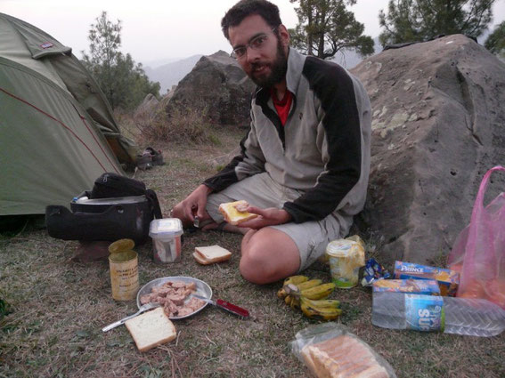 Apres une rude journee de velo, rien de tel qu'un petit diner de cou de canard farci pour se remettre d'aplomb!