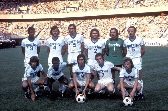 SAISON 75/76  Marius TRESOR (ACA)  1er debout  Robert BUIGUES (SC BASTIA et ACA) 6 ème debout