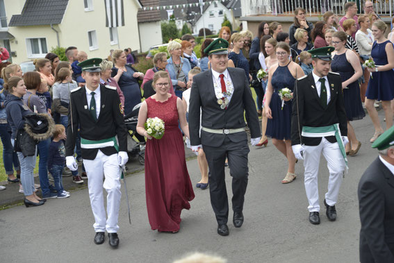 Raphael und Lea im sonntäglichen Festzug.