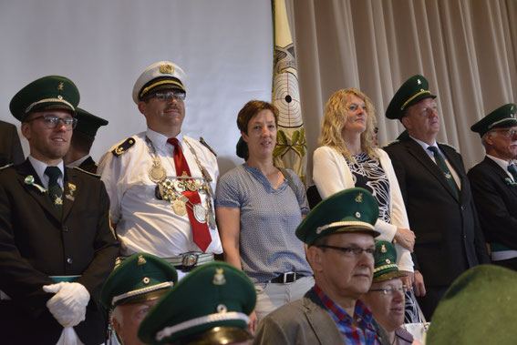 Stefan und Andrea bei der Königsproklamation in der Schützenhalle.