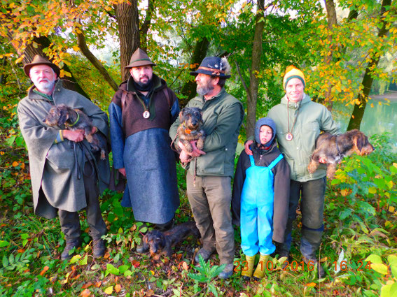 Von links: Ajsha, Aron, Gipsy und Tendu mit ihren Menschen.