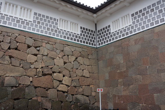 石川門内石垣　左側「打ち込みハギ」　右側「切り込みハギ」