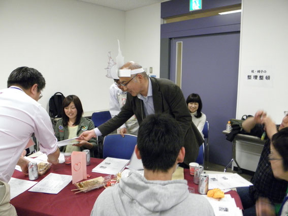 発表者は、各テーブルを回って参加者と対話するプレゼン