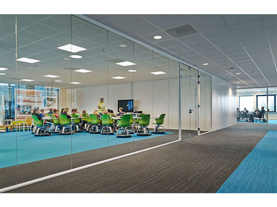 Mehrere LED Panels für gute Ausleuchtung in großen Räumen