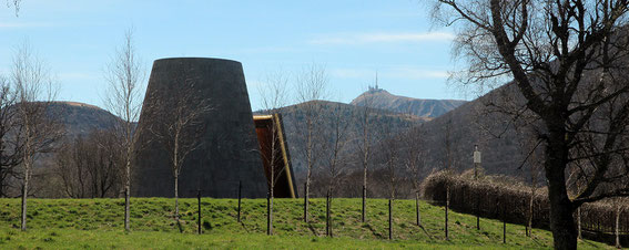 Le cône de Vulcania et le Puy-de-Dôme