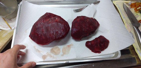 半解凍状態で、筋肉の表面の膜やよごれた箇所を削いだ状態。ビーフっぽい!