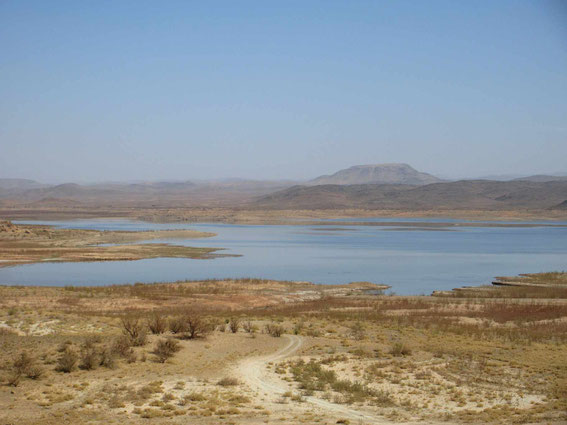 Barrage El-Mansour-Eddahbi bei Ouarzazate. Wegen des Solarkraftwerks Noor ist der See fast leer.