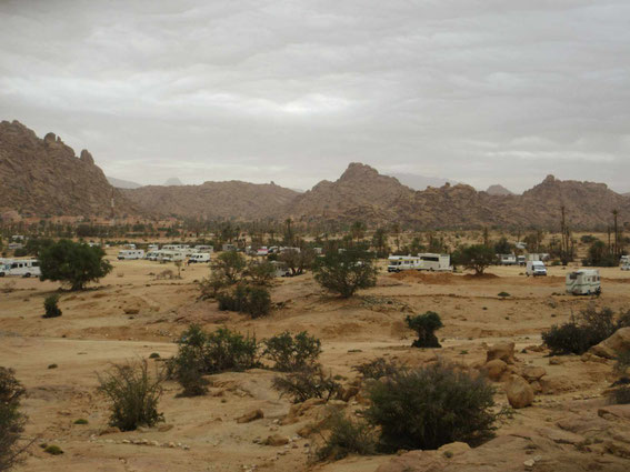 Sehr viele Wohnmobile in Tafraoute. Es hat auch sehr viel Platz.