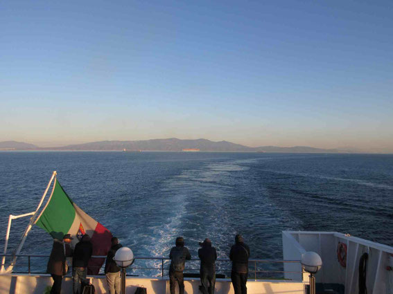 Ankunft im Hafen von Tanger. Im Hintergrund der Fels von Gibraltar