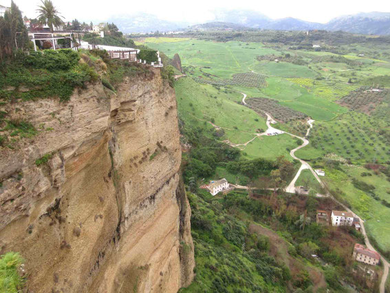 Der Rio Guadalevin hat eine tiefe Schlucht geschaffen. Auf dem Fels thront Ronda