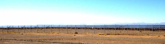 Solarpanels soweit das Auge reicht. Solarkraftwerk Noor bei Ouarzazate.