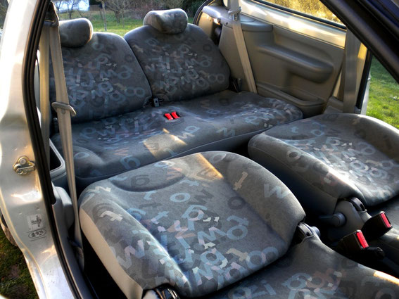 1er aménagement : Installation d'une couchette et des rideaux occultants - dormirenvoiture