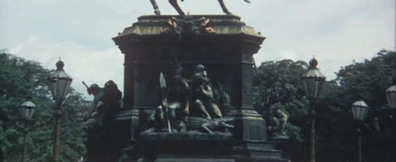 ▲広場中央に立つ皇帝ペドロ１世像の台座部分（画像①）