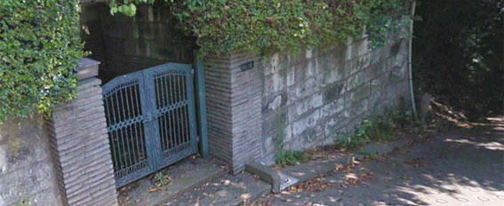 ▲門扉は変更されたが門柱、擁壁は当時のまま残っている。