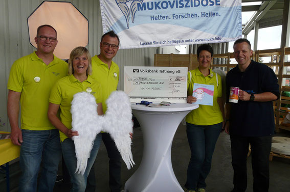 Wir von der Vorstandschaft freuen uns mit Heiko Wassermann (Muko e.V.) für den spontan aufgerundeten Scheck !