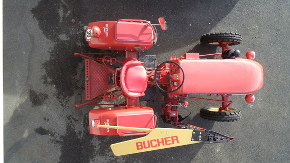 NEU** NEU** BUCHER D4000, auch für D2000, Sitzkissen auf Kotflügel Li+Re Preis p. Paar Fr.100.00