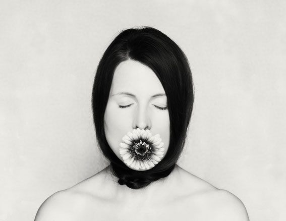 Manuela Deigert Fotokunst, Fine Art Natur, Künstlerisches monochromes Selbstportrait mit einer Gerberablüte im Mund