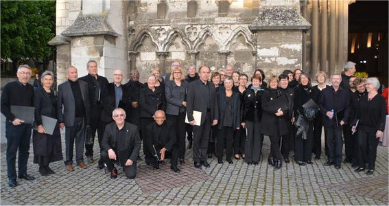 Le choeur Ars Viva devant la Collégiale Notre-Dame des Andelys (13 mai 2017)