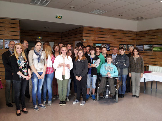 Axelle Bouillon reçoit le trophée du prix Varenne 2013 au nom de sa classe de Seconde CIG.