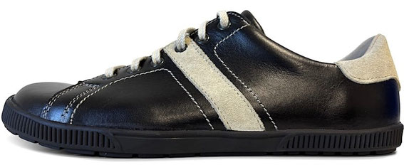 Flacher Barfußschuh aus grünem Leder mit Streifen und Besatz aus braunem Leder