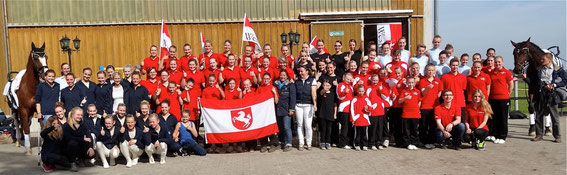 Das Team Westfalen, links außen Team Rigo, rechts außen Rigo.