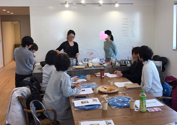 自家製乾物の作り方とその活用方法の講座。みなさん熱心に聞いてくれています。