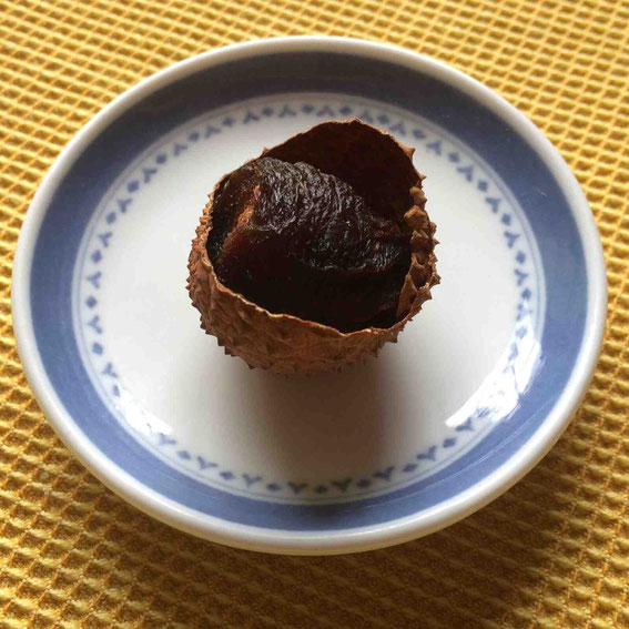 意外に簡単に皮がむけ、中身もベタつかない。口に入れるとライチの香りがいっぱいに