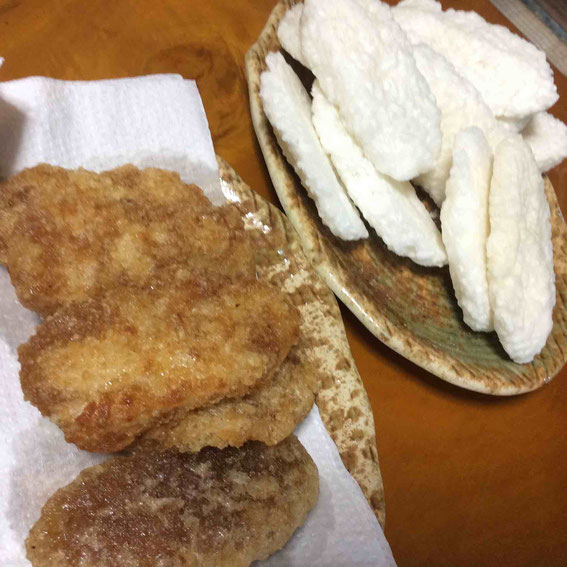 凍み餅。粥を炊いたらそれを形づくり凍らせて干す。油で揚げて砂糖醤油で味付け。