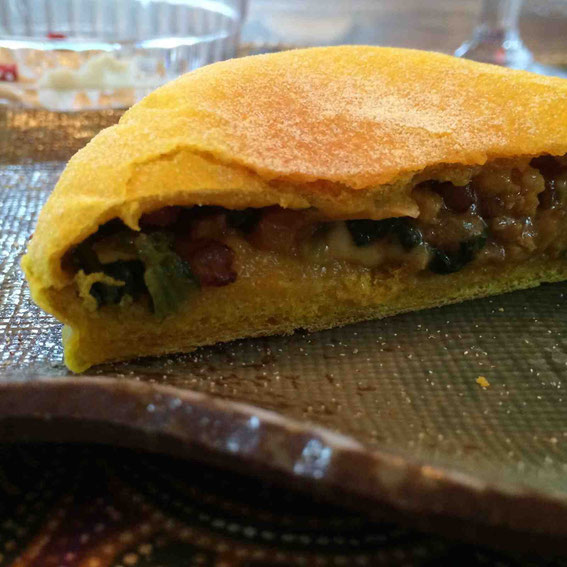 ターメリックとコーンミールで鮮やかな黄色に。焼きたてはゴーダチーズがとろ〜り。