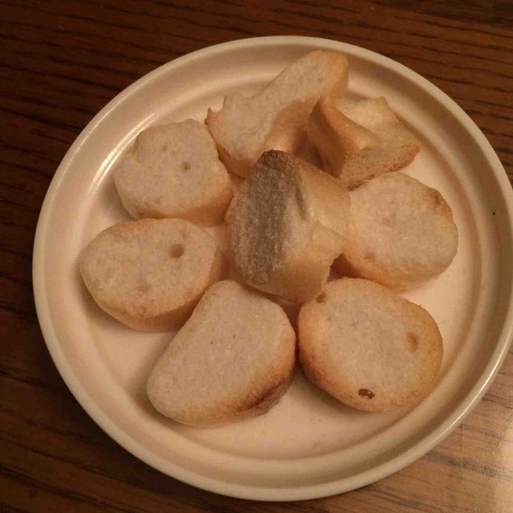 小町麩は、汁気のある料理に入れるなら戻さずそのまま加えて使えます。焼いてクルトンがわりに使う、というのも実はマル。