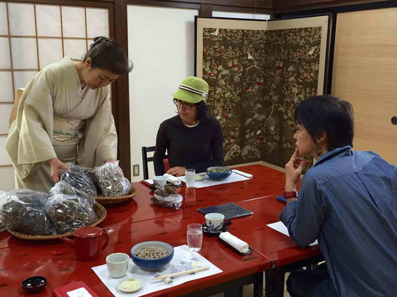 ランチを終えたところで佐藤さんが山菜の乾物を持ってきてくれました!