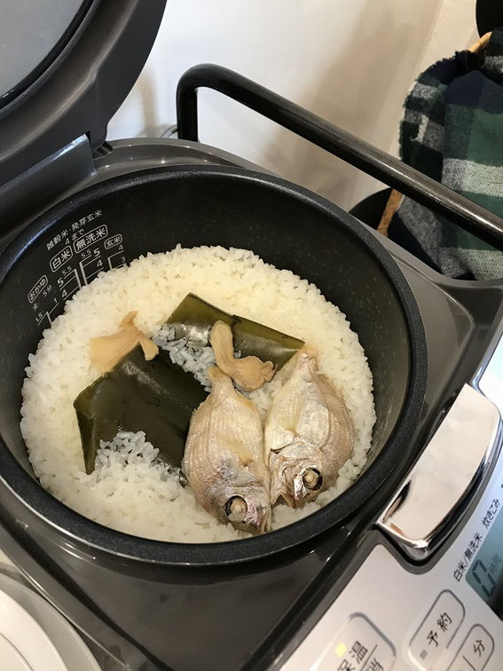 鯛の煮干しと昆布の旨味たっぷりのご飯も、炊飯器に入れたらあとは待つだけ