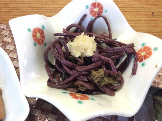 色鮮やかな赤コゴミを生姜醤油で