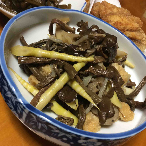 しみじみ美味しい。保存してあったキノコや月山タケ、わらび、糸コンを合わせた煮物。