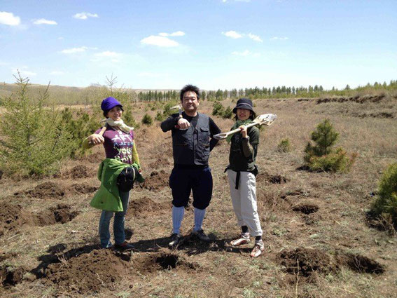 内モンゴルの武川県での植樹作業終了の1枚!(社)地球緑化クラブ代表・原鋭次郎氏と。