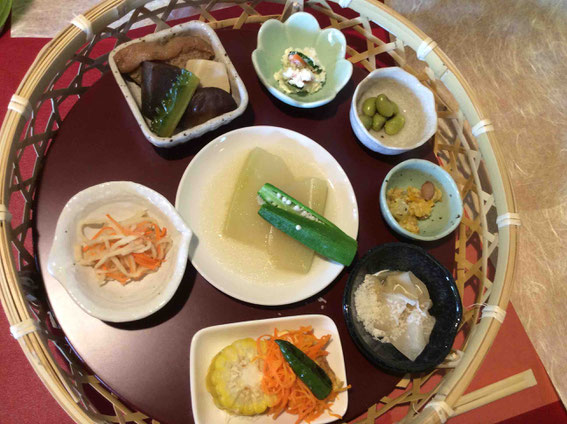 自家製有機野菜がたっぷり。月〜水曜日は休みなのは畑のため。循環農業を目指しているとのこと。