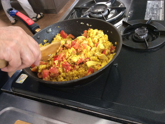 煎り大豆や干し人参、レーズンなどが入ったビリヤニ風ご飯