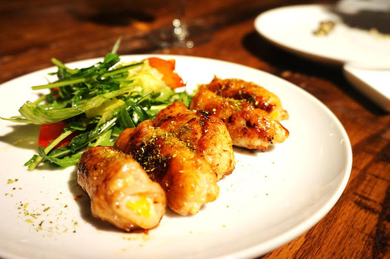ヨーグルトでもどしたドライマンゴーを豚肉で巻いて焼き、醤油をからめたらカイエンペッパーや山椒などを振る