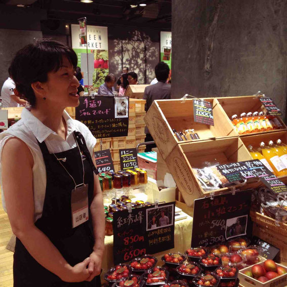 7月のグリーンマーケットで売り場に立つ増田久美子さん