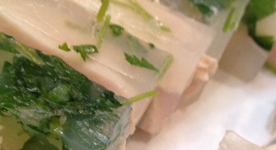 昆布ダシで蒸し鷄と三つ葉を固めたもの